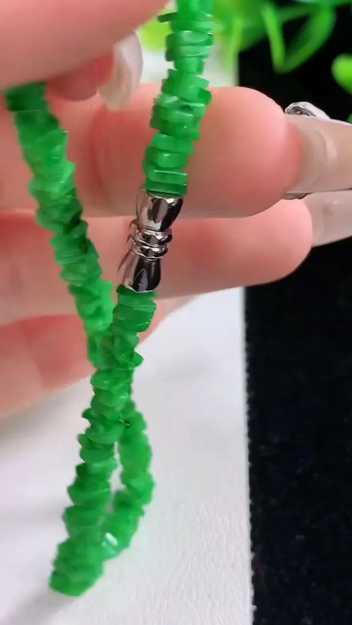 天然A货翡翠岁岁平安手串，尺寸4.3-4-2，重量:7.09g12月22日
工厂直销收藏佳品,种好水足，色泽均匀，有种有色，上手高大气！