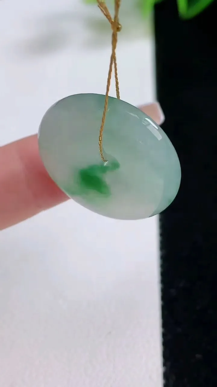 天然A货翡翠平安扣吊坠，尺寸23.6-5.2，重量:6.20g
12月22日