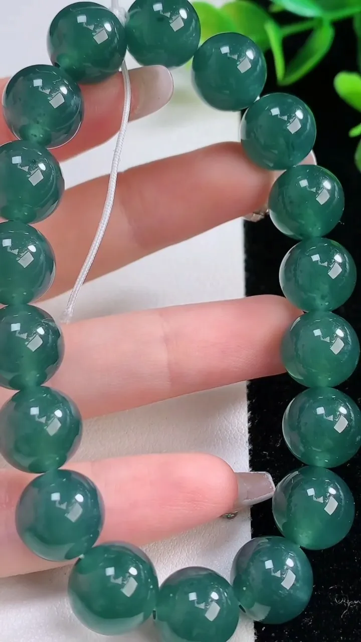 天然A货翡翠圆珠手串，尺寸11.8-18颗，重量:51.06g12月22日
工厂直销收藏佳品,种好水足，色泽均匀，有种有色，上手高大气！
