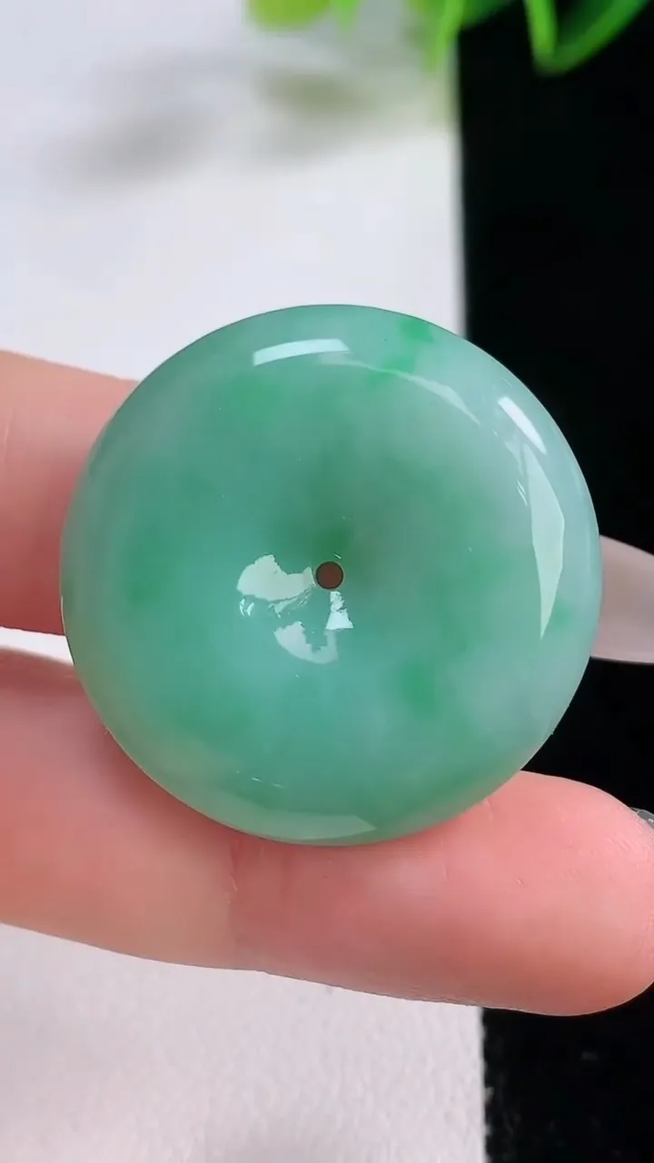 天然A货翡翠平安扣吊坠，尺寸30-6.5，重量:12.60g
12月22日