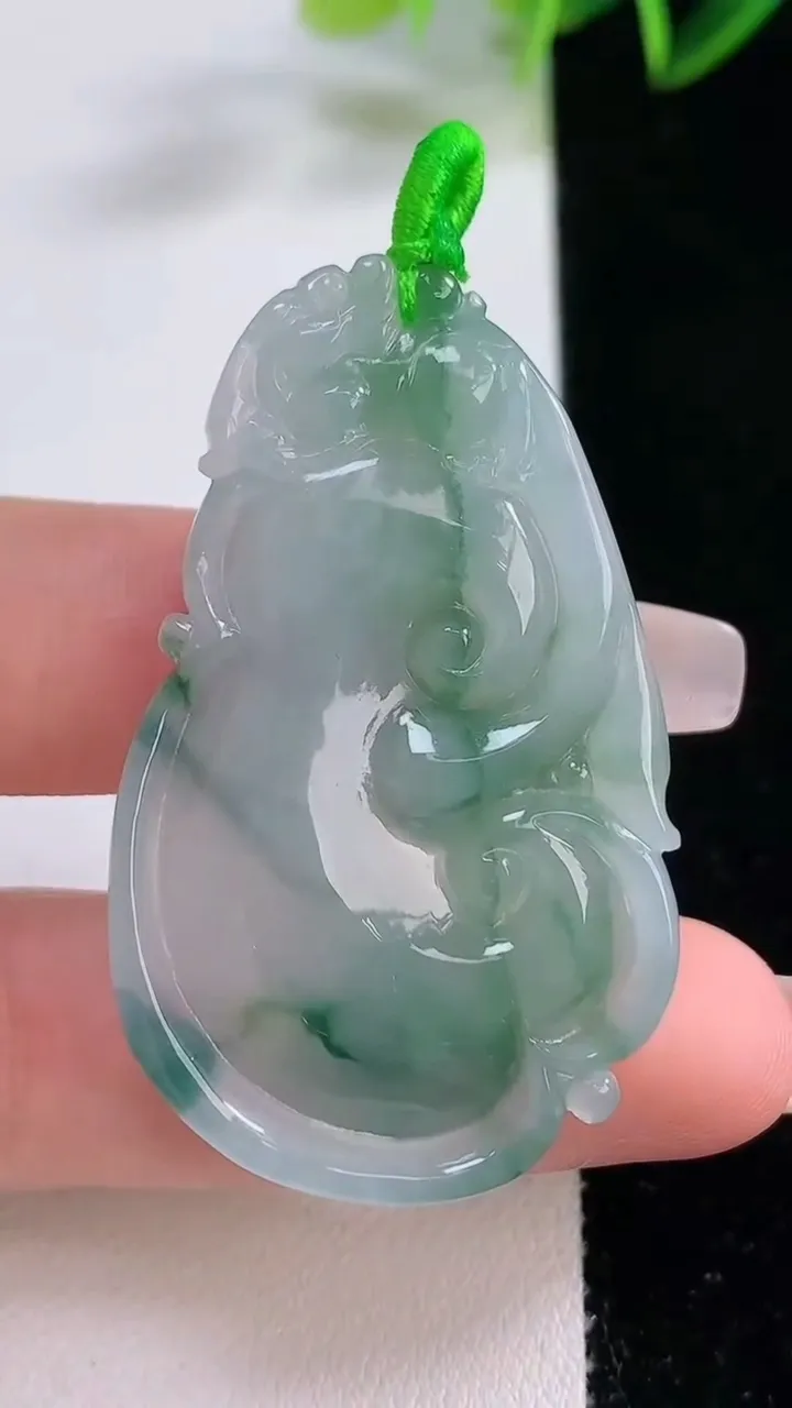 天然A货翡翠冰种飘花如意吊坠，尺寸47.5-29-6.6，重量:16.62g
12月22日