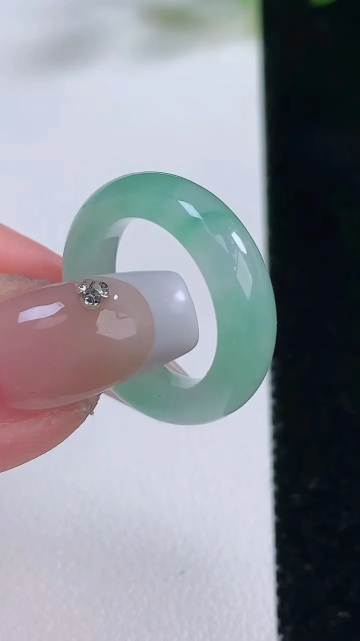 天然A货翡翠指环戒指，尺寸15.6-5.6-3.6，重量:3.85g2025年12月22日
工厂直销