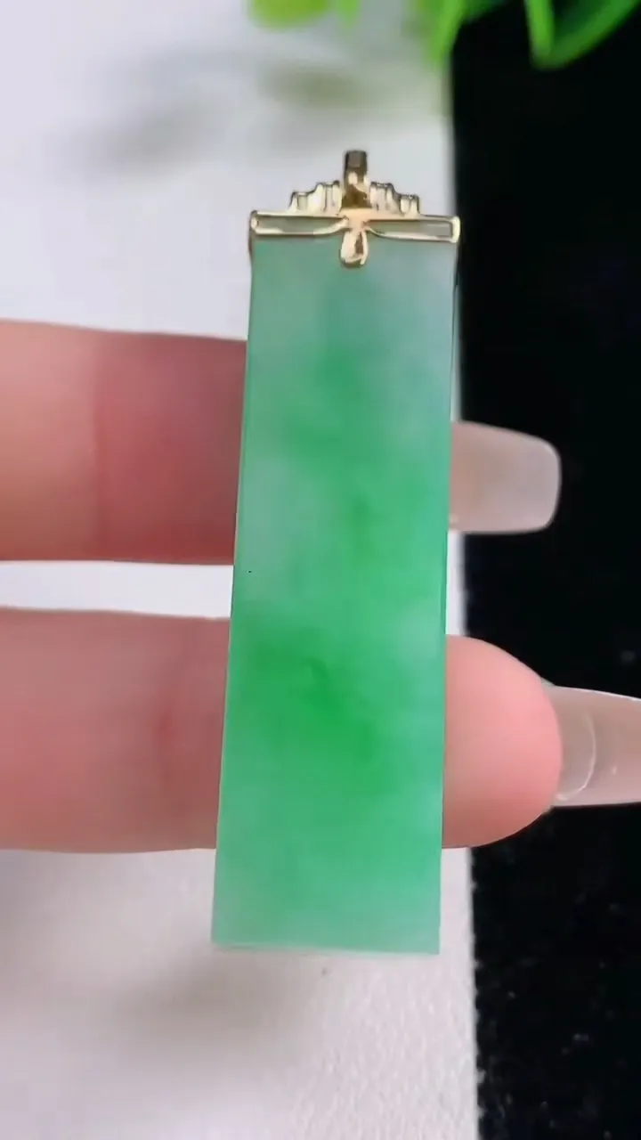 天然A货翡翠无事牌吊坠，尺寸45-12.4-6.9，重量:13.43g
12月22日