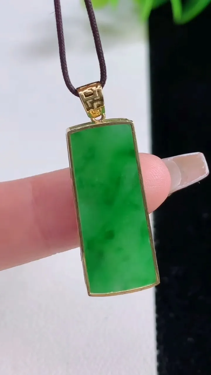 天然A货翡翠无事牌吊坠，尺寸26.2-10.8-4，重量:3.83g
12月22日