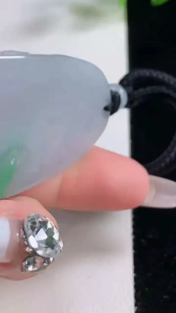 天然A货翡翠弥勒佛吊坠，尺寸49-30-8.6，重量:28.54g
12月22日