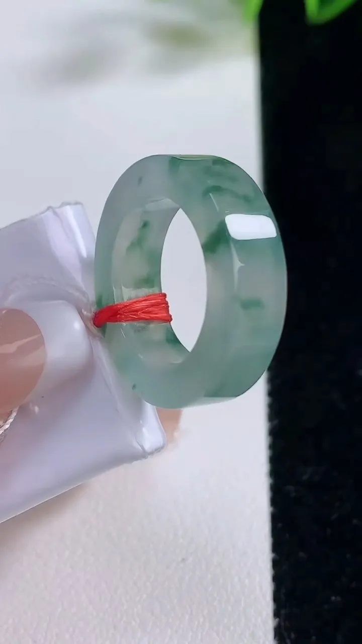 天然A货翡翠冰种飘花方形指环戒指，尺寸16.2-6-3.9，重量:6.39g2025年12月22日
工厂直销收藏佳品,种好水足，色泽均匀，有种有色，上手高大气！