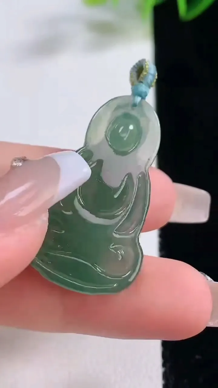 天然A货翡翠观音菩萨吊坠，尺寸34.7-20.5-5.4，重量:6.61g
12月22日