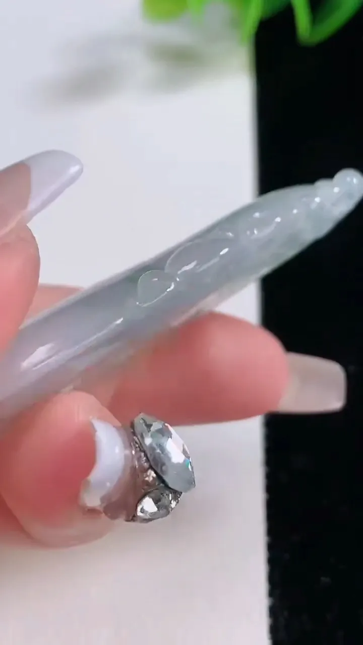 天然A货翡翠冰种飘花福瓜吊坠，尺寸59-23.9-7.5，重量:16.43g
12月22日