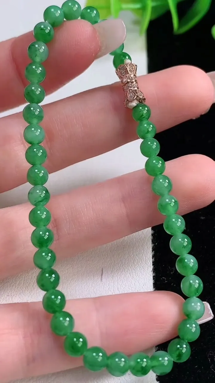 天然A货翡翠圆珠手串，尺寸4.6-39颗，重量:7.80g12月22日
工厂直销收藏佳品,种好水足，