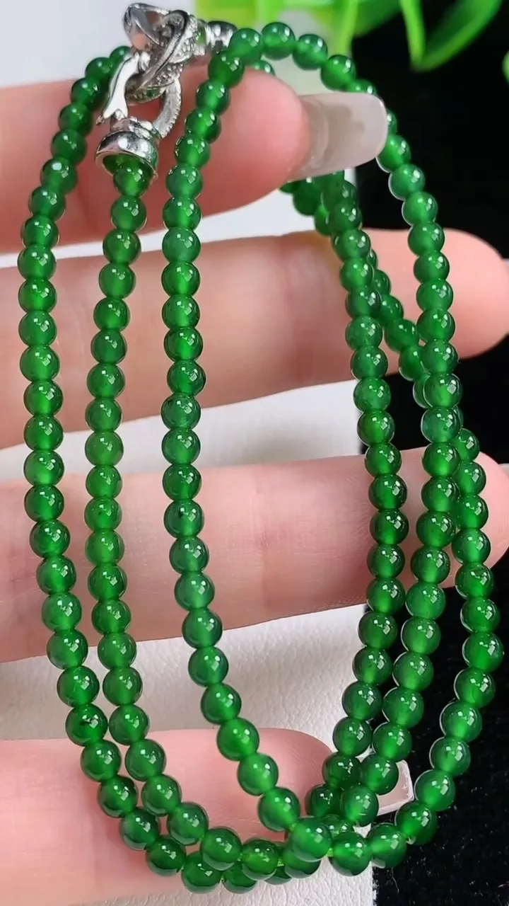 天然A货翡翠小米珠项链，尺寸3.3，重量:11.96g12月22日
工厂直销收藏佳品,种好水足，色泽均匀，有种有色，上手高大气！
