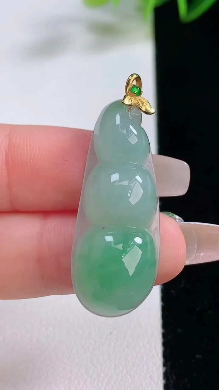 天然A货翡翠福豆吊坠，尺寸36.4-14-6.2，重量:5.60g
12月22日
