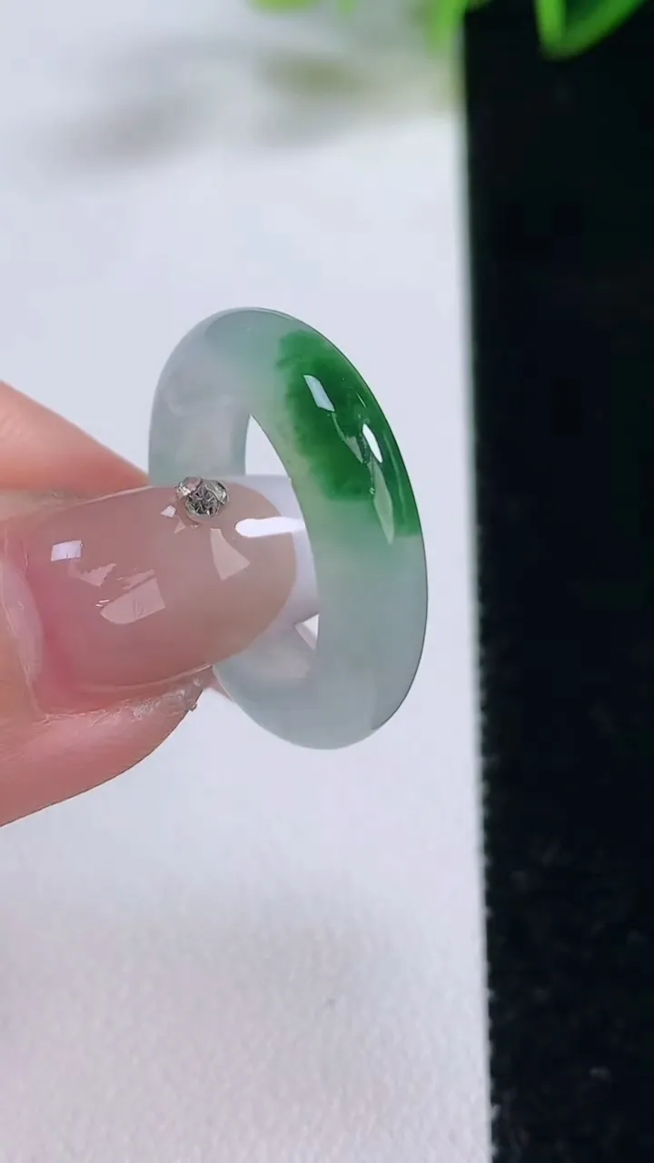 天然A货翡翠指环戒指，尺寸16.4-5.3-3.6，重量:3.89g2025年12月22日
工厂直销收藏佳品,种好水足，色泽均匀，有种有色，上手高大气！