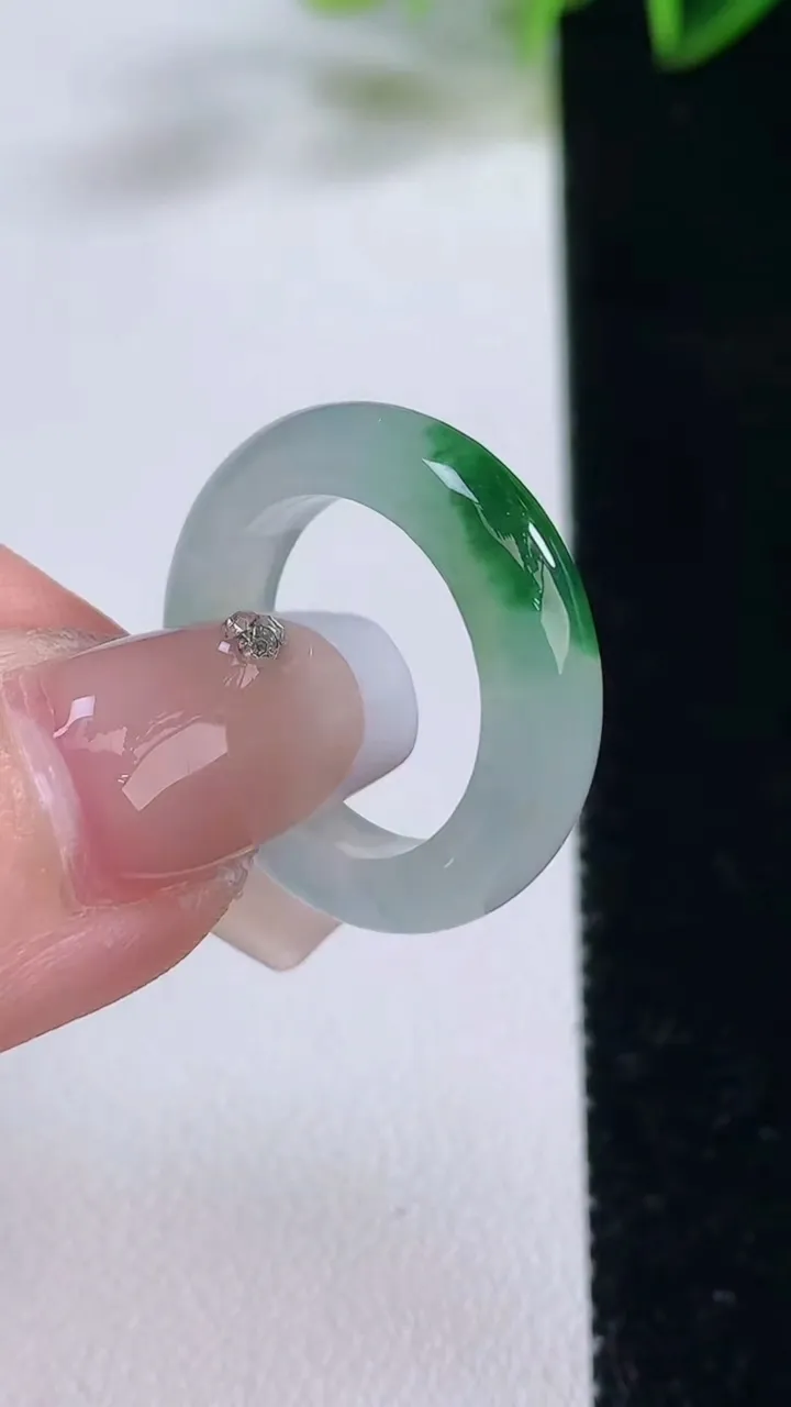 天然A货翡翠指环戒指，尺寸16.4-5.3-3.6，重量:3.89g2025年12月22日
工厂直销收藏佳品,种好水足，色泽均匀，有种有色，上手高大气！