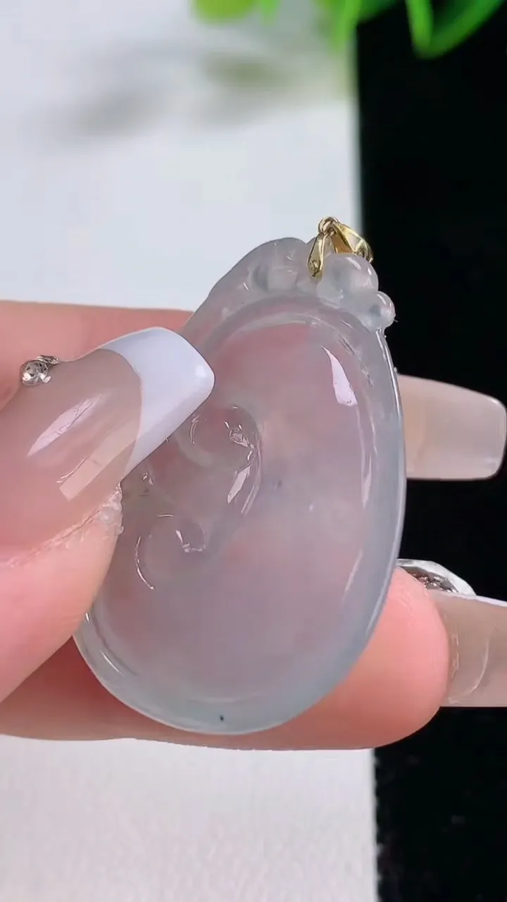 天然A货翡翠种白冰如意吊坠，尺寸33-21.6-4.6，重量:5.89g
12月22日