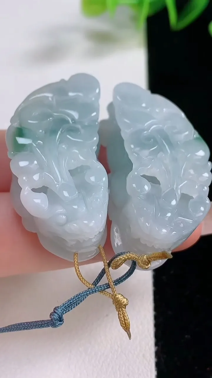 天然A货翡翠飘花貔貅吊坠一对，尺寸36.8-18.5-12，重量:35.65g
12月22日