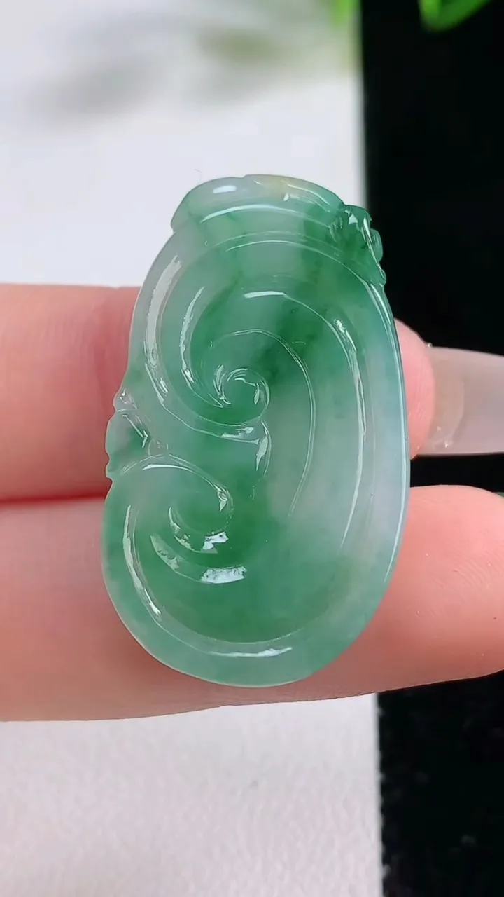 天然A货翡翠如意吊坠，尺寸33.6-19.5-4.3，重量:5.57g
12月22日