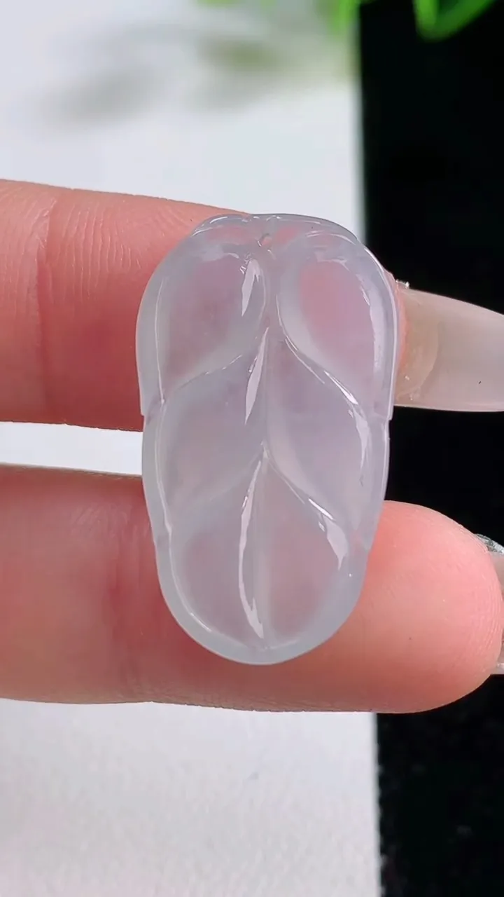 天然A货翡翠金枝玉叶 叶子吊坠，尺寸26.5-14.7-3.7，重量:2.87g
12月22日