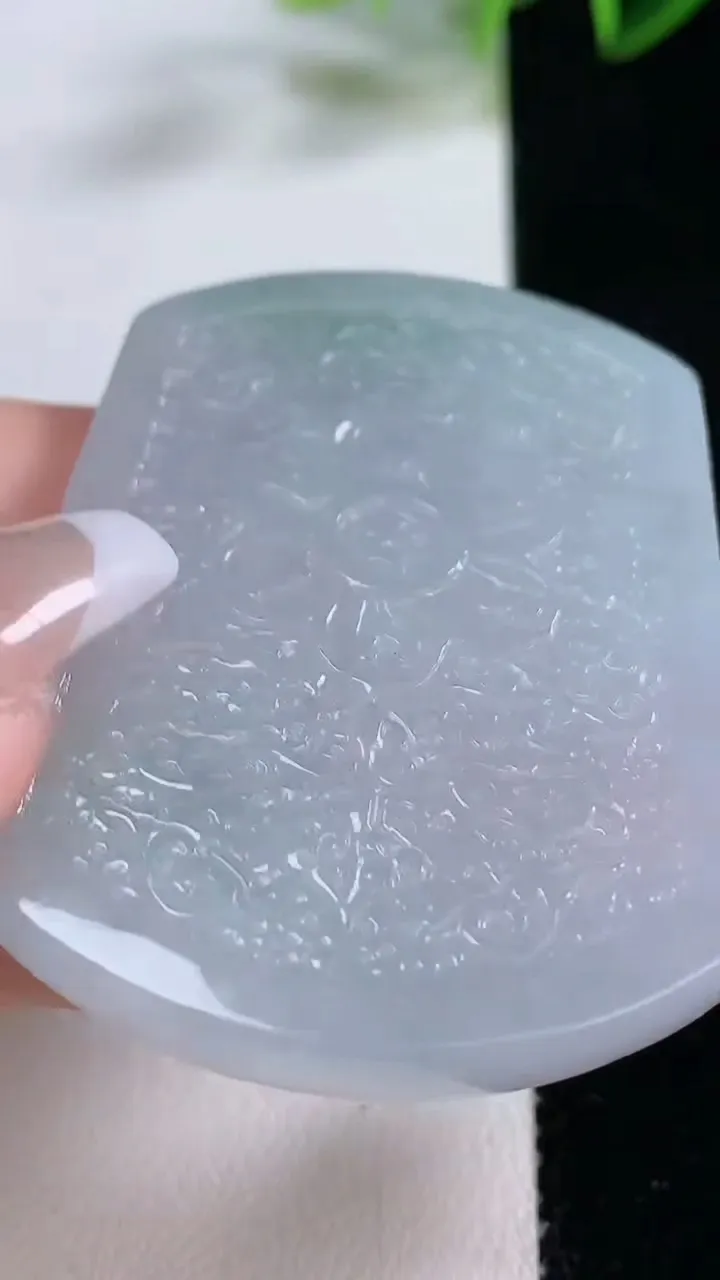 天然A货翡翠仿古无事牌吊坠，尺寸54.2-39-5，重量:30.31g
12月22日