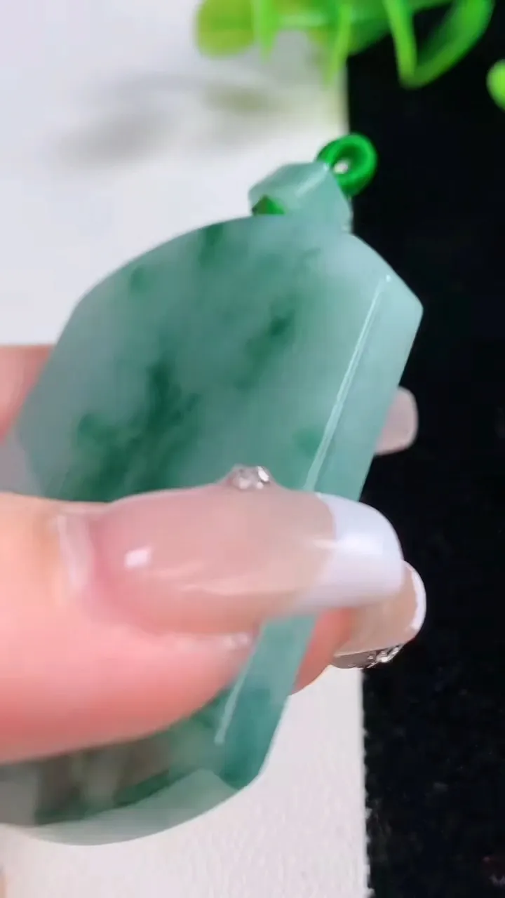 天然A货翡翠飘花无事牌吊坠，尺寸55.2-41.2-5.7，重量:39.95g
12月22日