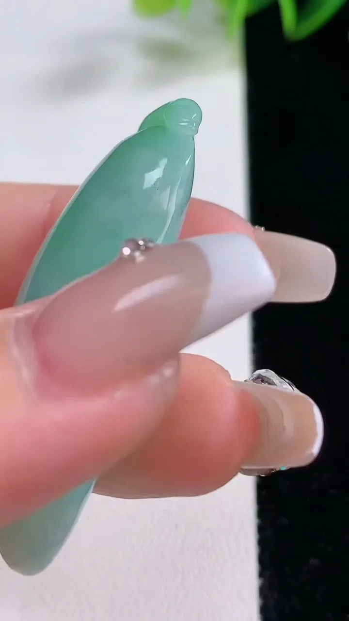 天然A货翡翠福瓜吊坠，尺寸48-17.3-11.8，重量:17.24g
12月22日