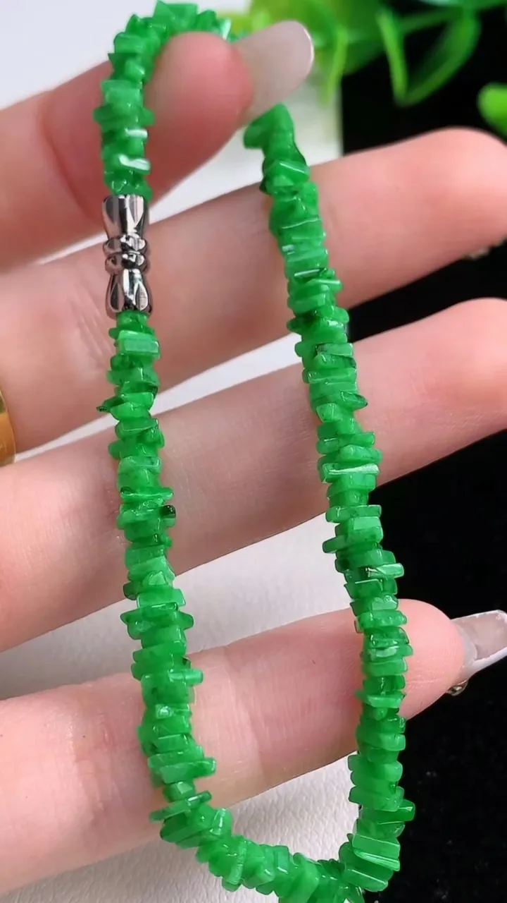 天然A货翡翠岁岁平安手串，尺寸4.3-4-2，重量:7.09g12月22日
工厂直销收藏佳品,种好水足，色泽均匀，有种有色，上手高大气！