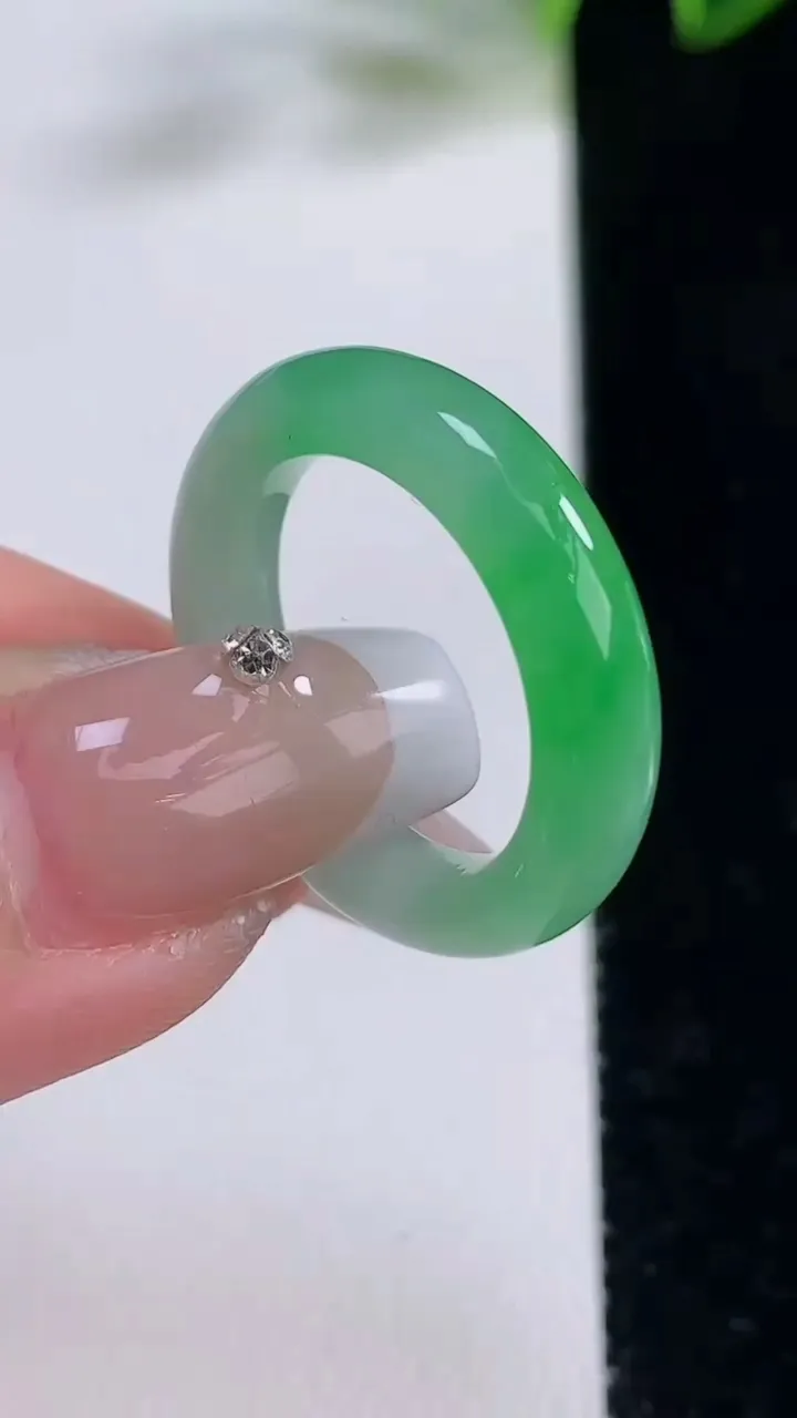 天然A货翡翠指环戒指，尺寸17.4-4.8-3.7，重量:3.74g2025年12月22日
工厂直销