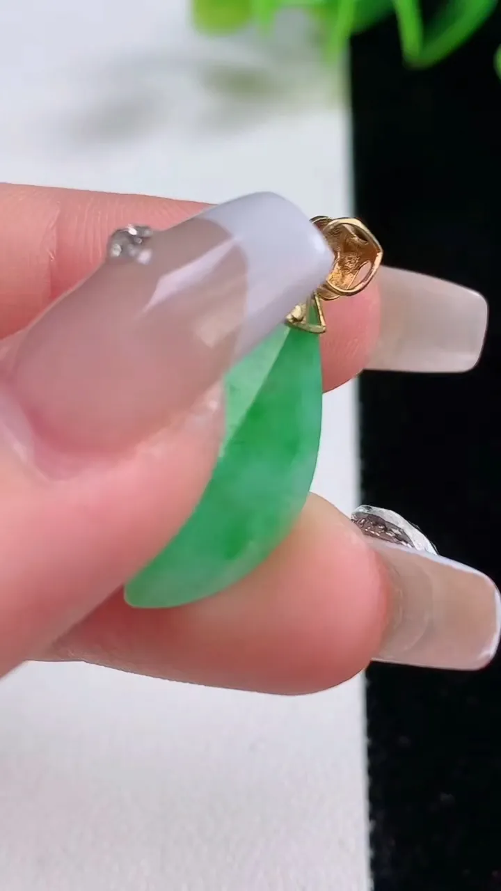 天然A货翡翠随形吊坠，尺寸21.6-11.2-6.9，重量:2.81g
12月22日