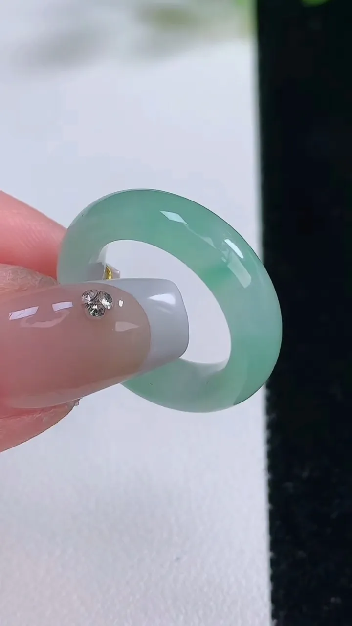 天然A货翡翠指环戒指，尺寸15.6-5.6-3.6，重量:3.85g2025年12月22日
工厂直销收藏佳品,种好水足，色泽均匀，有种有色，上手高大气！