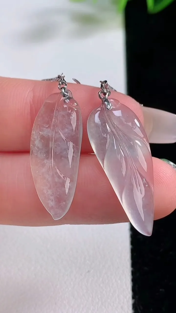 天然A货翡翠种白冰金枝玉叶 叶子耳坠，尺寸28.4-10.8-3.5，重量:3.33g'
12月22日