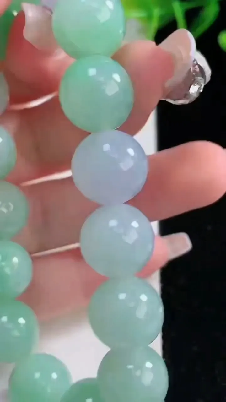 天然A货翡翠圆珠手串，尺寸12.5-16颗，重量:55.90g12月22日
工厂直销收藏佳品,种好水足，色泽均匀，有种有色，上手高大气！