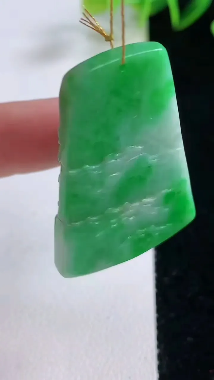 天然A货翡翠山水牌吊坠，尺寸42-28.2-5.8，重量:14.90g
12月22日