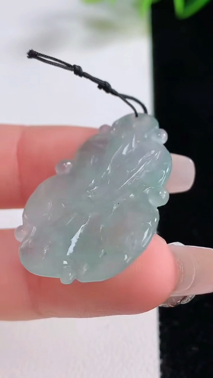 天然A货翡翠年年有余吊坠，尺寸33.6-23.2-4.3，重量:5.45g
12月22日