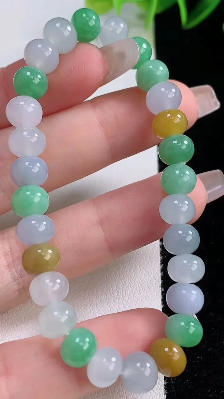 天然A货翡翠三彩算盘珠手串，尺寸4.3-6-28颗，重量:16.53g12月22日
工厂直销收藏佳品,种好水足，色泽均匀，有种有色，上手高大气！