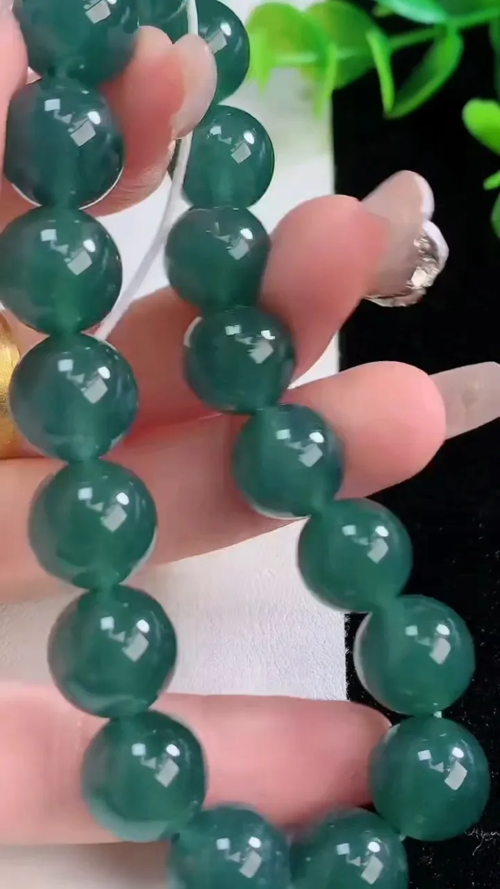 天然A货翡翠圆珠手串，尺寸11.8-18颗，重量:51.06g12月22日
工厂直销收藏佳品,种好水
