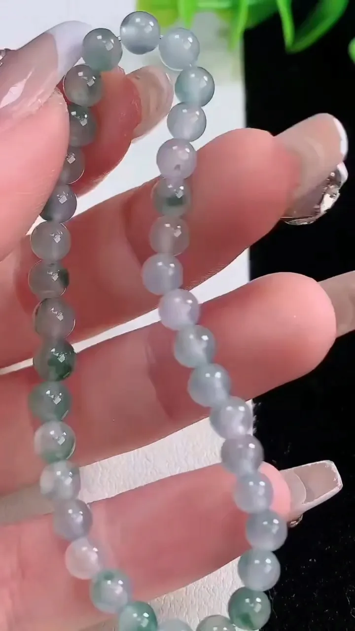 天然A货翡翠种飘花圆珠手串，尺寸4.6-35颗，重量:6.75g12月22日
工厂直销收藏佳品,种好