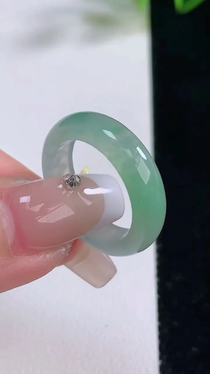 天然A货翡翠指环戒指，尺寸17.4-5.2-2.9，重量:3.38g2025年12月22日
工厂直销收藏佳品,种好水足，色泽均匀，有种有色，上手高大气！
