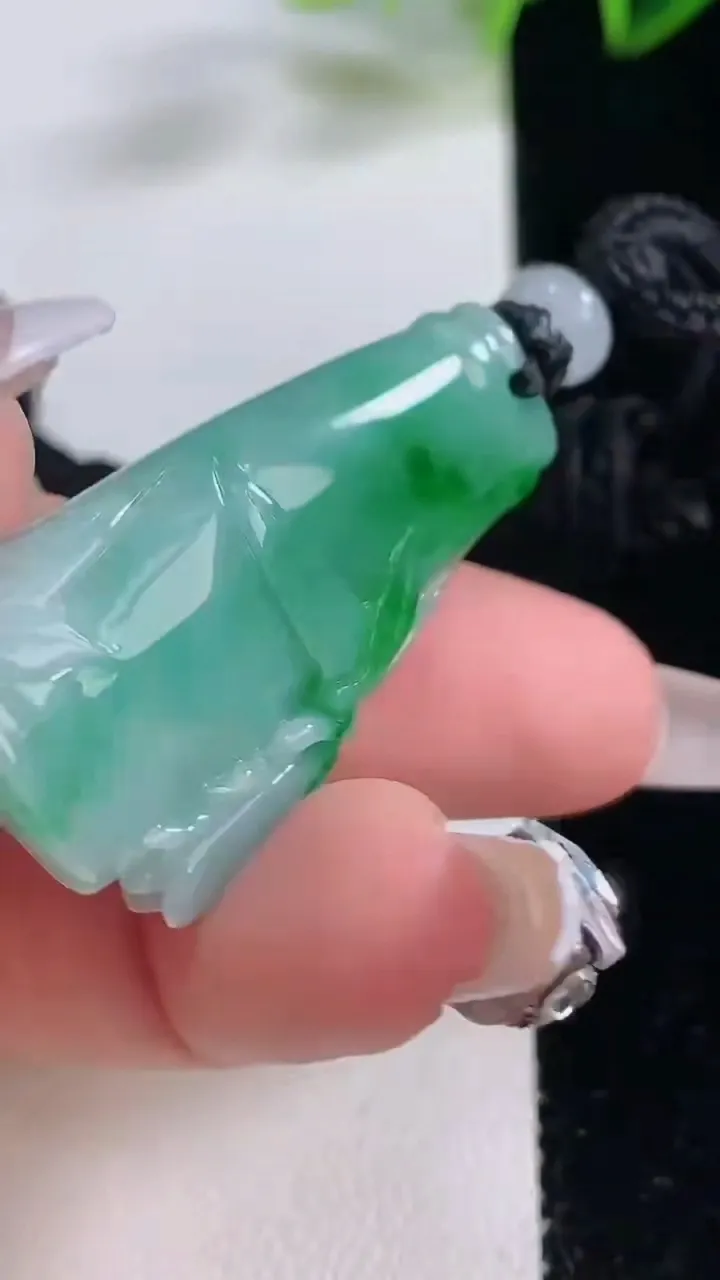 天然A货翡翠节节高升 竹节吊坠，尺寸39.4-21.5-8.4，重量:17.10g
12月22日