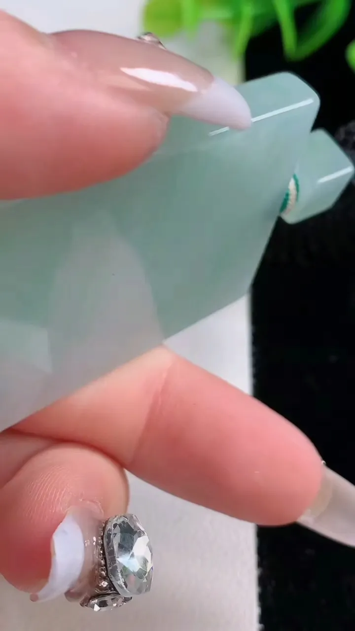 天然A货翡翠无事牌吊坠，尺寸584-37.2-5.7，重量:43.79g
12月22日