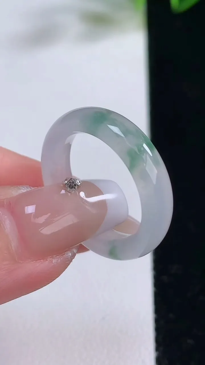 天然A货翡翠冰种飘花指环戒指，尺寸18-5.2-3.2，重量:3.61g2025年12月22日
工厂直销收藏佳品,种好水足，色泽均匀，有种有色，上手高大气！