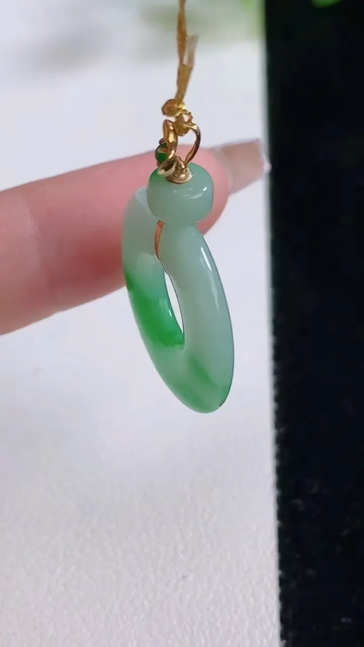 天然A货翡翠平安环吊坠，尺寸20.6-3.3，重量:3.24g
12月22日