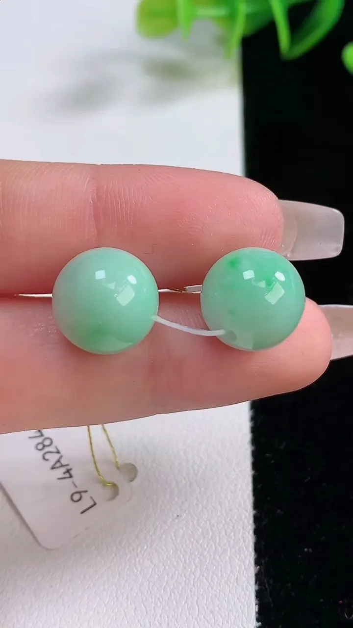 天然A货翡翠圆珠吊坠一对，尺寸12，重量:6.48g
12月22日