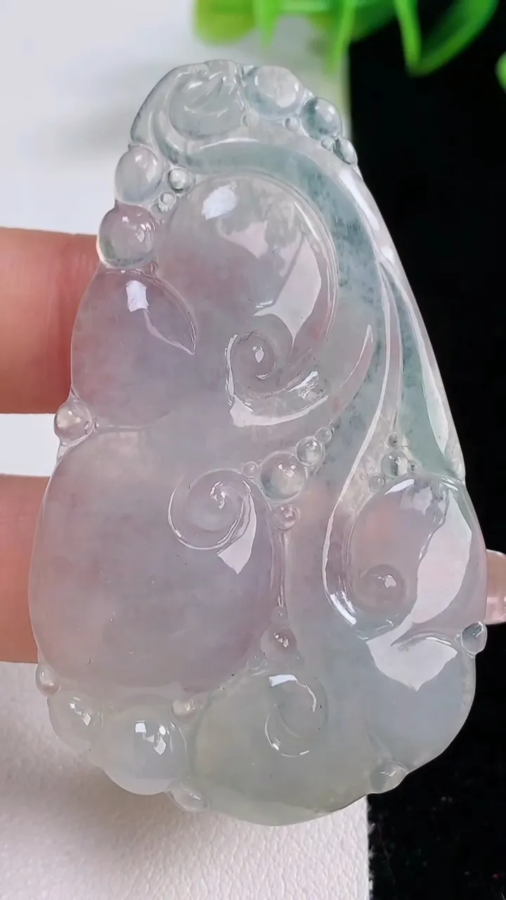 天然A货翡翠如意吊坠，尺寸60.7-37-6，重量:20.72g
12月22日