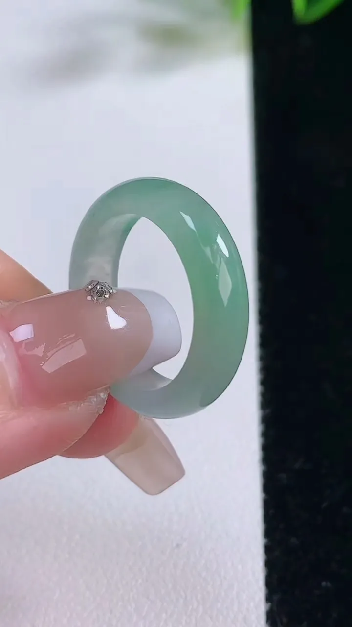 天然A货翡翠指环戒指，尺寸17.4-5.2-2.9，重量:3.38g2025年12月22日
工厂直销收藏佳品,种好水足，色泽均匀，有种有色，上手高大气！