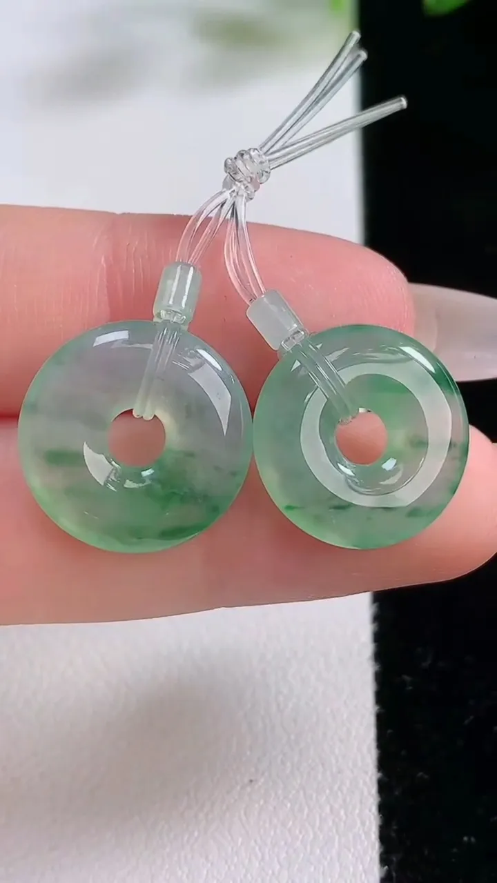 天然A货翡翠冰种飘花平安环吊坠一对，尺寸16.4-3.3，重量:4.32g
12月22日