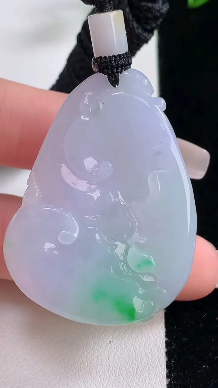 天然A货翡翠如意吊坠，尺寸45.3-33.6-11.8，重量:36.97g
12月22日