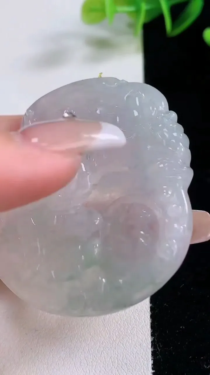 天然A货翡翠冰种飘花观音菩萨吊坠，尺寸53.3-45.5-5.6，重量:27.48g
12月22日