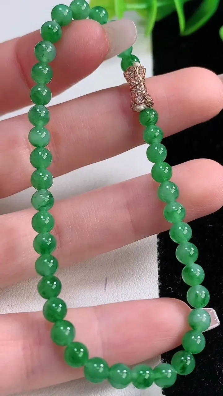 天然A货翡翠圆珠手串，尺寸4.6-39颗，重量:7.80g12月22日
工厂直销收藏佳品,种好水足，色泽均匀，有种有色，上手高大气！