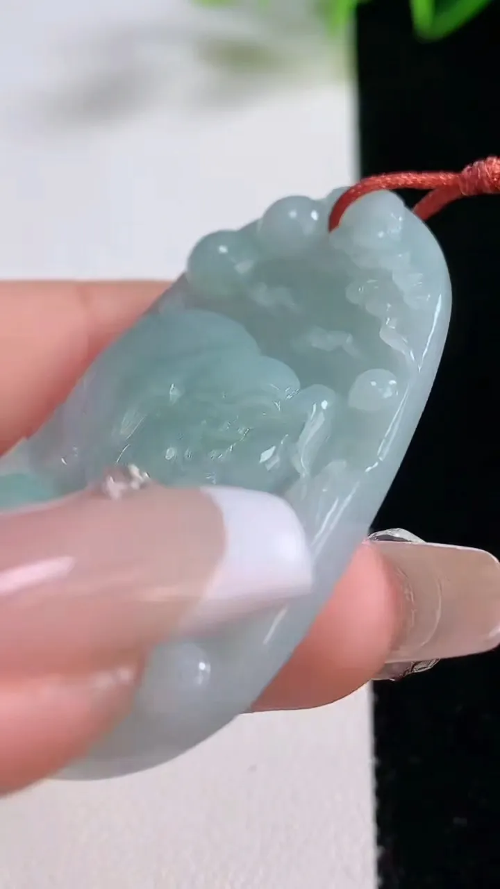 天然A货翡翠生肖猪吊坠，尺寸46.7-29.7-5.5，重量:14.41g
12月22日