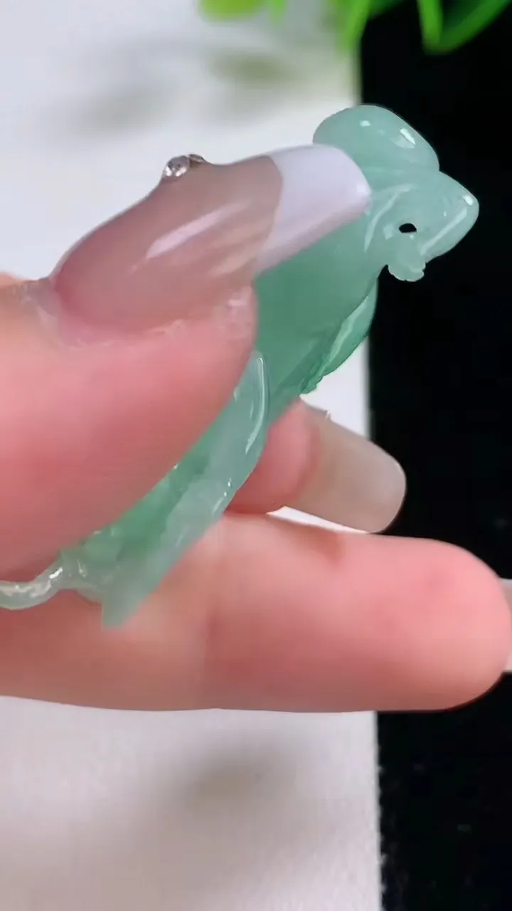 天然A货翡翠貔貅吊坠，尺寸41.8-19-11.8，重量:15.88g
12月22日