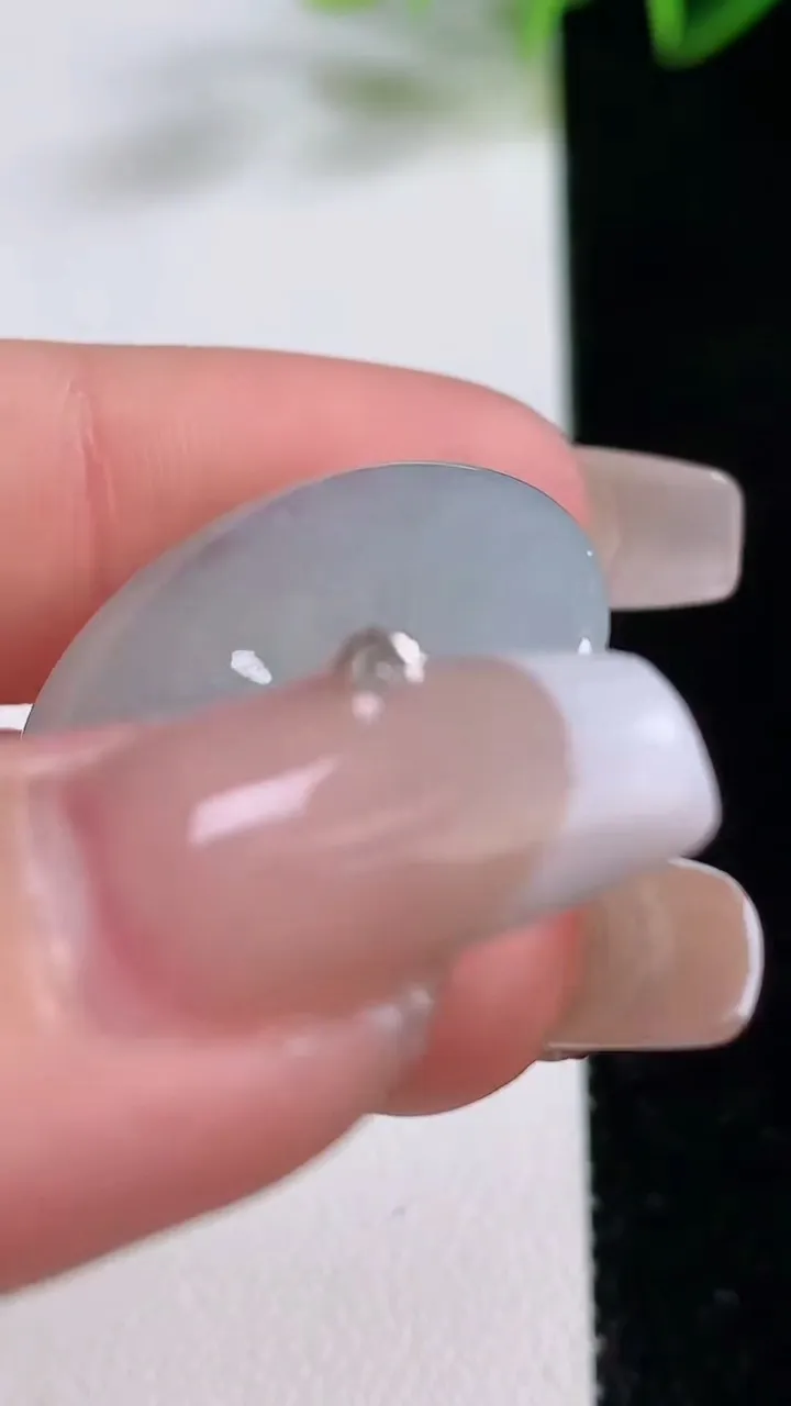 天然A货翡翠飘花平安扣吊坠，尺寸24.7-4.6，重量:6.14g
12月22日